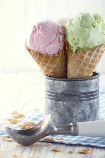 Conos de helado sobre fondo rústico de madera — Foto de Stock