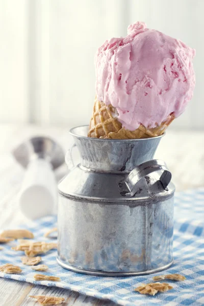 Cone de sorvete rosa — Fotografia de Stock
