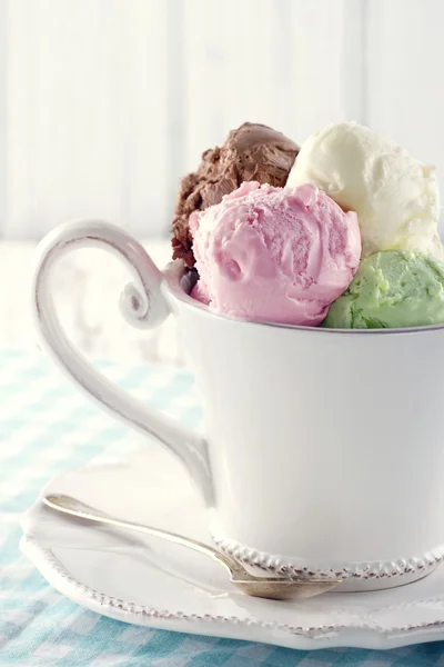 Scoops of ice cream in an elegant white cup — Stock Photo, Image