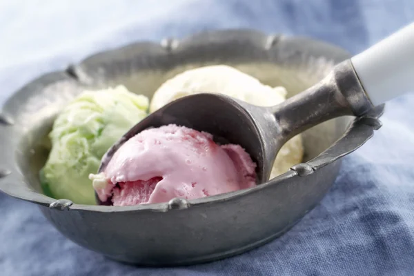 Rózsaszín és zöld fagylalt gombóc — Stock Fotó