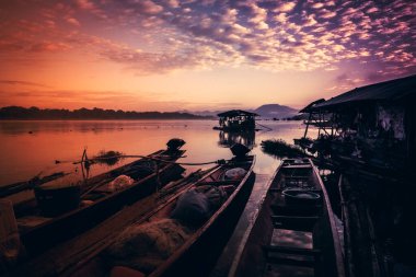Mekong Nehri 'ndeki insanların yaşam tarzı. Chiang Khan, Tayland.