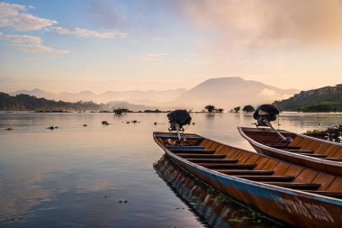 Mekong Nehri 'ndeki insanların yaşam tarzı. Chiang Khan, Tayland.