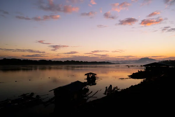 Mekong Nehri 'ndeki insanların yaşam tarzı. Chiang Khan, Tayland.