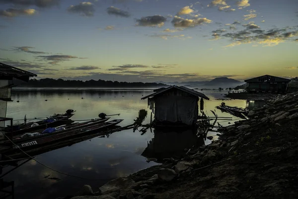 Mekong Nehri 'ndeki insanların yaşam tarzı. Chiang Khan, Tayland.