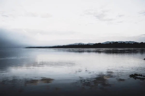 Mekong Nehri 'ndeki insanların yaşam tarzı. Chiang Khan, Tayland.