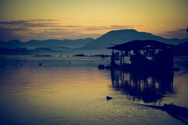 Mekong Nehri 'ndeki insanların yaşam tarzı. Chiang Khan, Tayland.