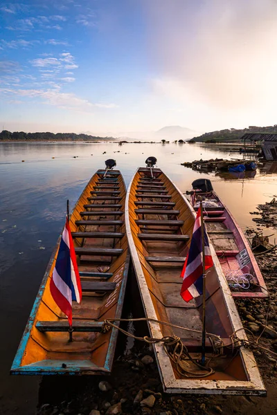 Mekong Nehri 'ndeki insanların yaşam tarzı. Chiang Khan, Tayland.