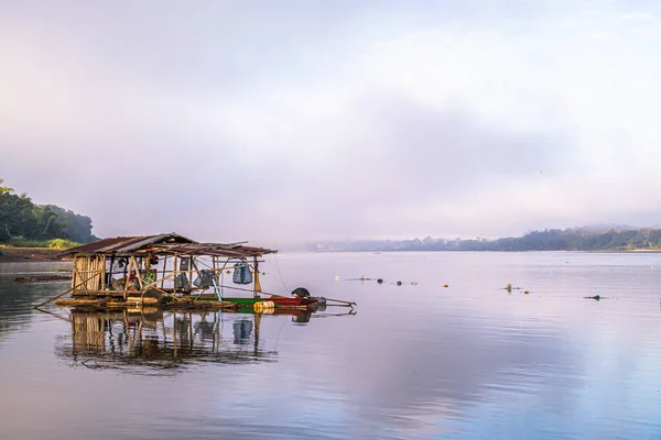 Mekong Nehri 'ndeki insanların yaşam tarzı. Chiang Khan, Tayland.