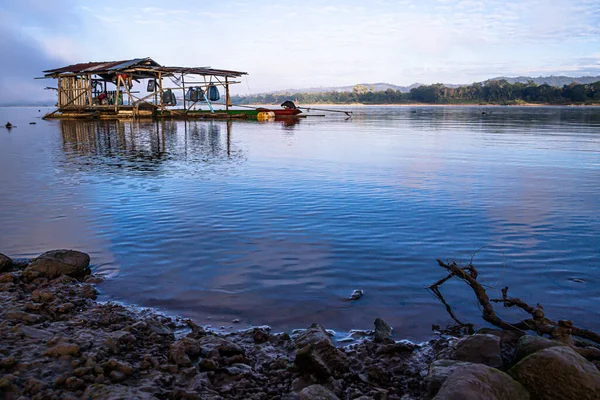 Mekong Nehri 'ndeki insanların yaşam tarzı. Chiang Khan, Tayland.