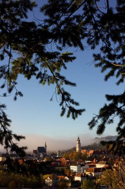 Cesky Krumlov tarihi kale ve şato sabah sisi içinde.
