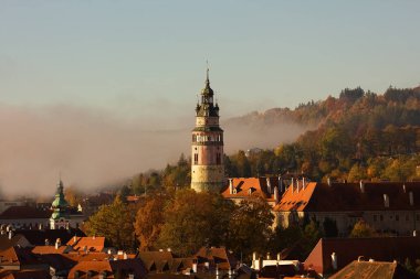 Cesky Krumlov tarihi kale ve şato sabah sisi içinde.