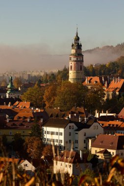 Cesky Krumlov tarihi kale ve şato sabah sisi içinde.