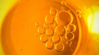 Pişirme yağı, aşçılık arka planı, sarı yağ damlaları ve su mutfağı..