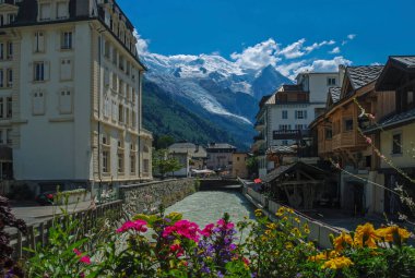 Chamonix 'in pitoresk kasabasının merkezi. Mer de Glace Buzulu manzarası ve Mont Blanc 'ın karlı zirvesi.
