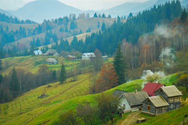 Dağlarda güzel bir köy. Ukrayna kırsalında. Karpatlar 'da pitoresk bir yerleşim yeri. Güzel sonbahar manzarası. Otantik ahşap evler.