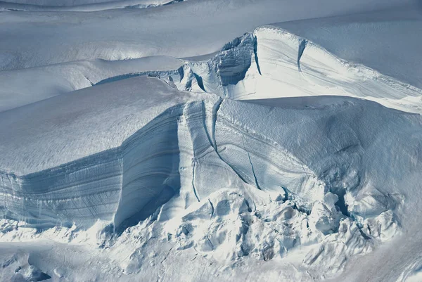 在勃朗峰斜坡上有着巨大裂缝的古代冰川 — 图库照片