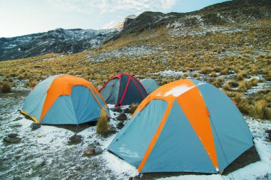 Dağlardaki karların içinde çadırlar. Pico de Orizaba ana kampı.