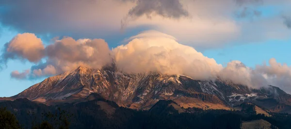 墨西哥最高峰 奥里萨巴火山的夜景 柔和的阳光和云彩笼罩着山顶 — 图库照片