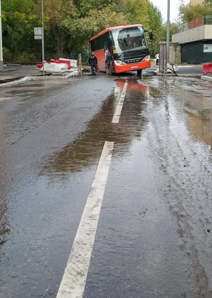 24.09.2021, Rusya, Moskova. Kırmızı otobüs yolda bir deliğe çarptı. Dengesiz bez ve kaldırımlar değiştirildiğinde kaza.