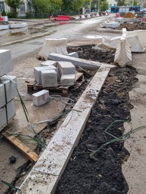 Eski tuvali değiştirmek için hazırlanmış bir yığın beton yeni kaldırım. Yolların tamiri.