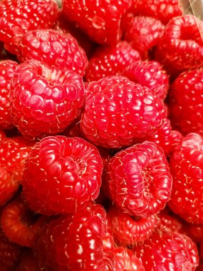 Büyük, sulu kırmızı ahududu dolu bir makro plan..