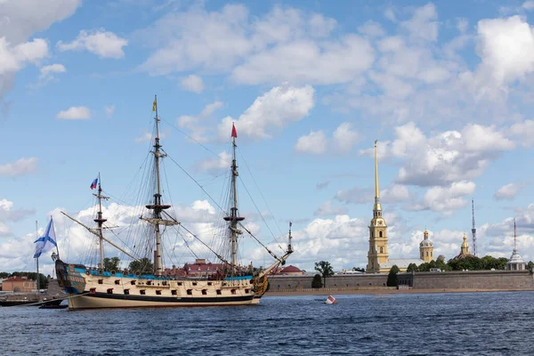 July 21, 2021, Russia, St. Petersburg. view of the Ship-Museum Poltavaand the Peter and Paul Fortress. — Stock Photo, Image