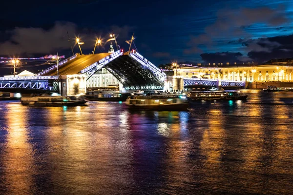 July 21, Russia, St. Petersburg. Night view of the Neva, divorced bridges for the passage of ships. — Stock Photo, Image