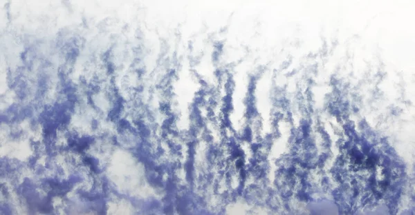 Antecedentes rastros de humo del lanzamiento de fuegos artificiales pirotécnicos y saludo. Humo azul contra el cielo claro —  Fotos de Stock