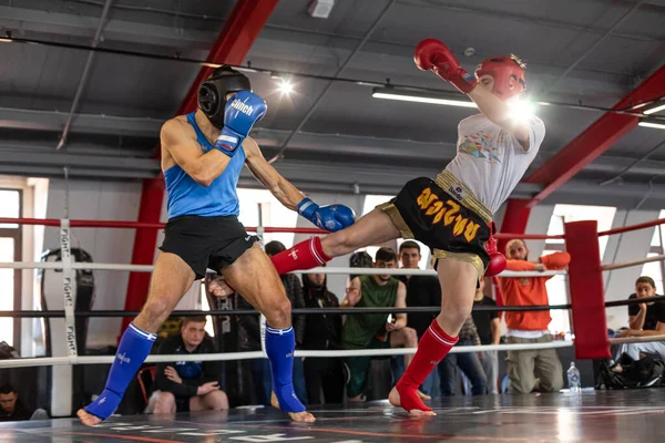21 de marzo de 2021, Rusia, Moscú. Entrenamiento de luchadores de kickboxing en el ring en un club deportivo. — Foto de Stock