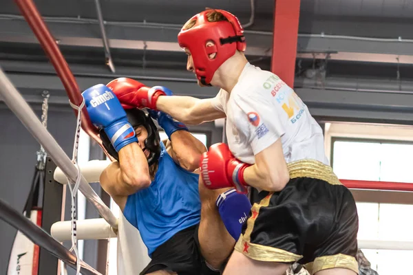 21 de março de 2021, Rússia, Moscou. Treinamento de lutadores de kickboxing no ringue em um clube esportivo. — Fotografia de Stock