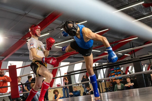 21 Μαρτίου 2021, Ρωσία, Μόσχα. Εκπαίδευση αγωνιστών του kickboxing στο ρινγκ σε αθλητικό σύλλογο. — Φωτογραφία Αρχείου
