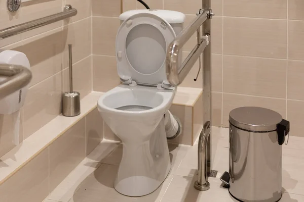 Toilet, shower and bathroom equipped with handrails for people with disabilities. Comfort and care — Stock Photo, Image