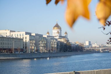 Moskova 'daki Kurtarıcı İsa Katedrali' nin manzarası Gorky Park 'ın setinden. Sonbahar havası
