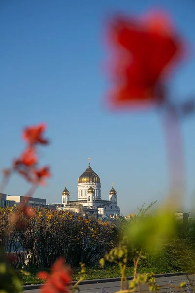 Καθεδρικός ναός του Χριστού Σωτήρα στη Μόσχα με φόντο ένα φωτεινό γαλάζιο ουρανό — Φωτογραφία Αρχείου