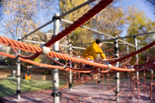 Childrens recreation area in the park. Stretched ropes for climbing and climb up. Sunny autumn weather — Stock Photo, Image