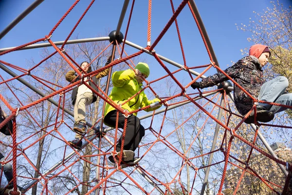 01 de novembro de 2021, Rússia, Moscou. Zona de atividade das crianças no parque. Terrenos de escalada e alpinismo. — Fotografia de Stock