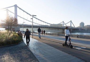 01 Kasım 2021, Rusya, Moskova. Metropolis sakinleri Gorky Park 'ta yürüyor.