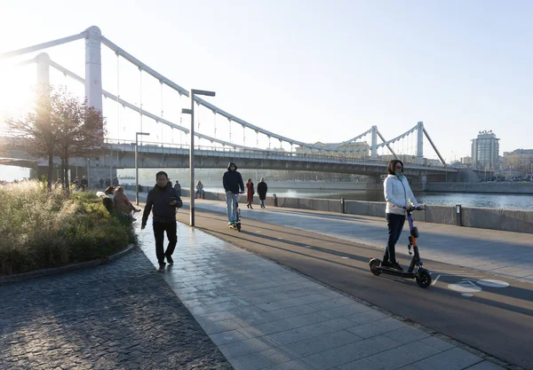 01 Kasım 2021, Rusya, Moskova. Metropolis sakinleri Gorky Park 'ta yürüyor.