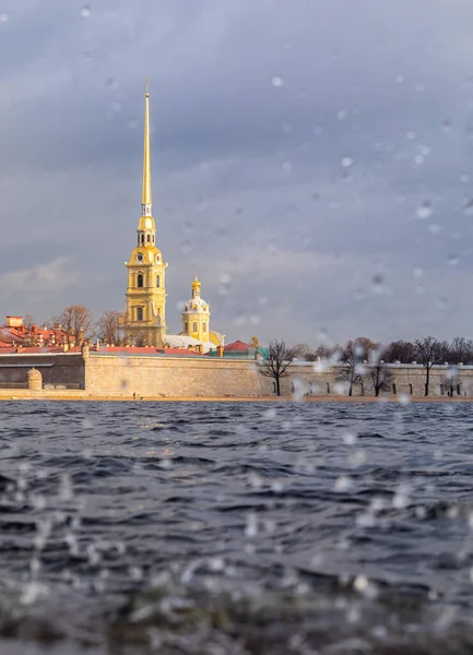 Петропавловский собор в Петропавловской крепости, Санкт-Петербург, Россия. Вид с Невы — стоковое фото