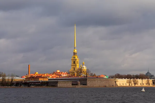 Peter en Paul Kathedraal in Peter en Paul Fort, Sint Petersburg, Rusland. Uitzicht vanaf de Neva — Stockfoto