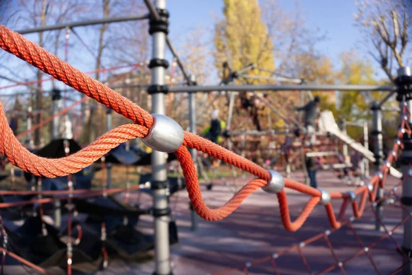 Parque infantil para jogos ativos. Uma corrediça de cordas como um dispositivo para subir. Close-up — Fotografia de Stock