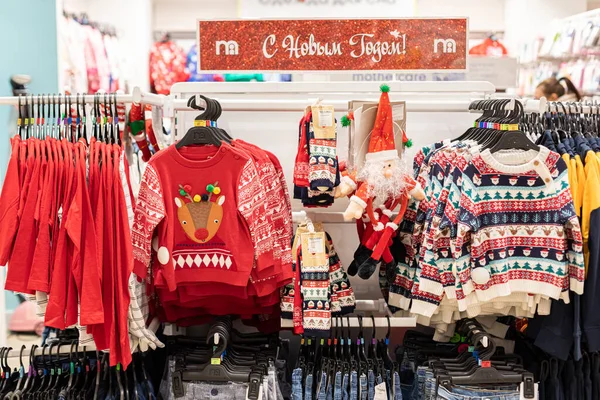 16 de noviembre de 2021, Rusia, Moscú. Escaparate de tienda de ropa para niños con un surtido para Navidad. — Foto de Stock