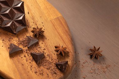 Kakao tozuyla masaya serilmiş acı siyah çikolata parçalanmış.