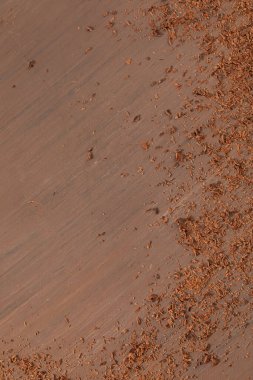 Masanın üzerinde ızgara çikolata tozu kakaosunun arkaplanı. Siyah çikolata..