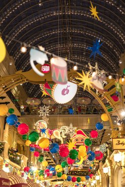 28 Kasım 2021. Rusya, Moskova, GUM merkez Moskova 'daki Noel süslemeleri. - Evet. Neşeli bir atmosfer.