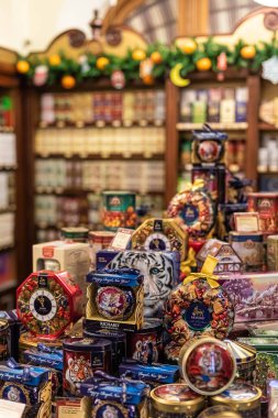 28 Kasım 2021. Rusya, Moskova. 2022 yılbaşı gösterileri için Kızıl Meydan 'daki stad marketinde. GUM.