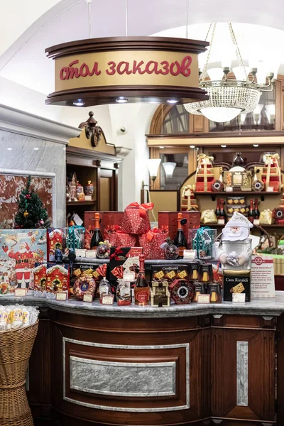 28 listopada 2021 r. Rosja, Moskwa. Świąteczne prezentacje na 2022 Nowy Rok w sklepie spożywczym na Placu Czerwonym. Guma. — Zdjęcie stockowe