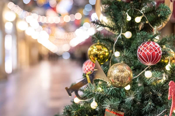 Yeni yıl süslemesinde Noel ağacı. Odakta ışık olmayan çelenk. Metin uzayı, kopyalama uzayı