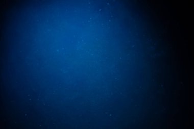 Ortasında ışık lekesi olan mavi yapısal bir zemin. Yazı ve tasarım için tahta ögesi