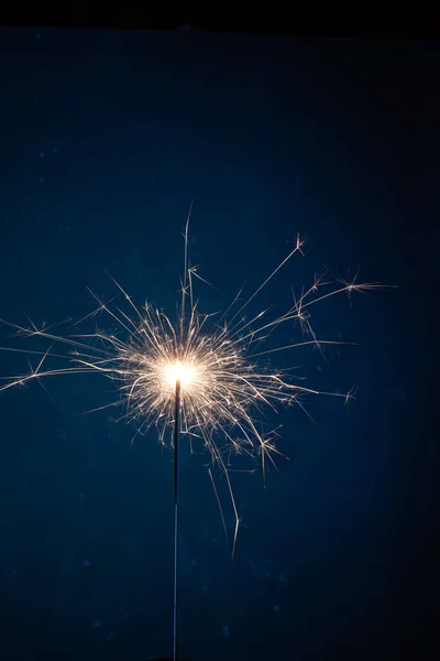 Queimando fogos de artifício brilhantes em um fundo azul escuro. Natal e conceito festivo do evento. Fogos — Fotografia de Stock